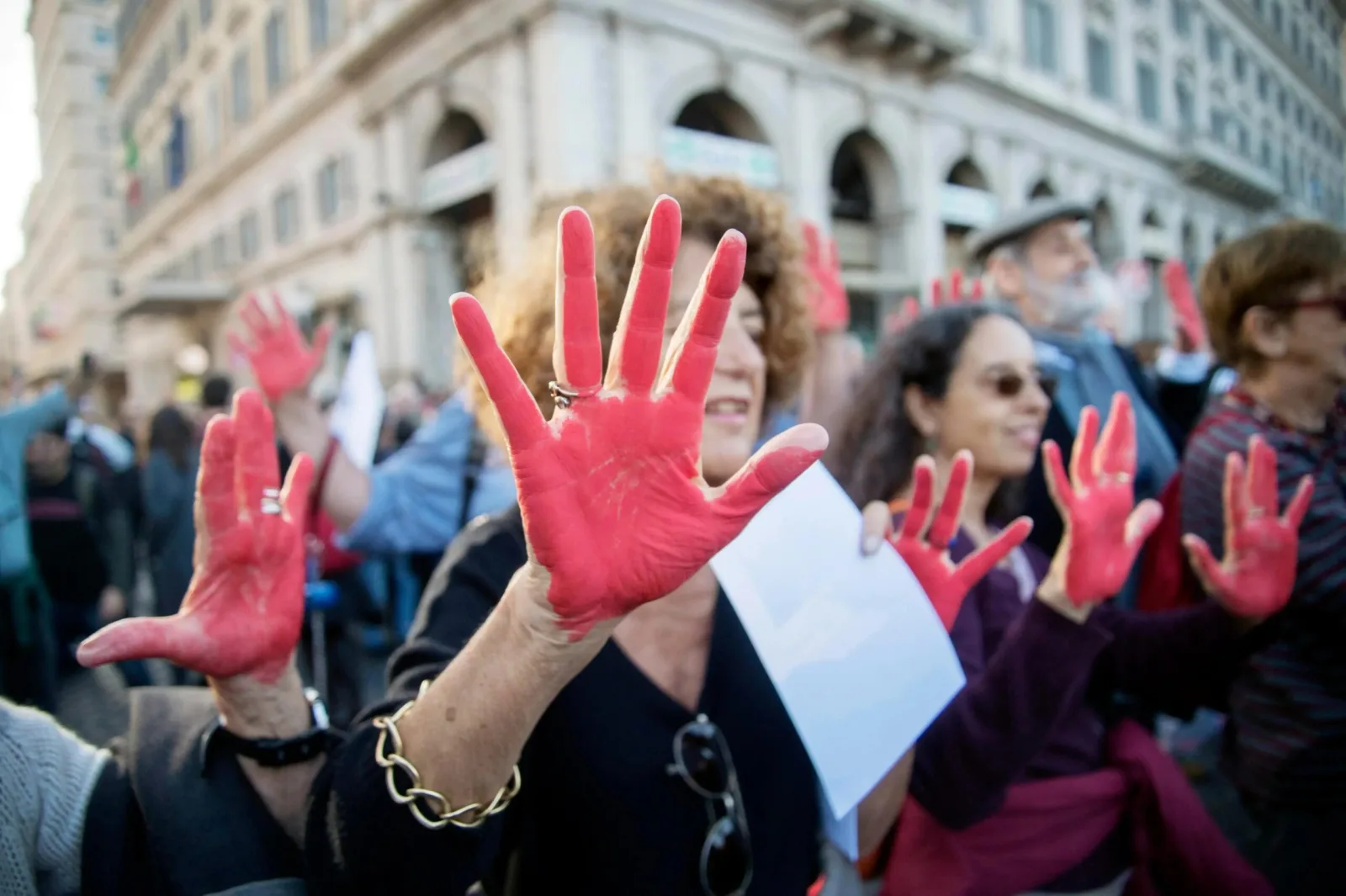 Movilizaciones silenciosas en Roma exigen derechos para migrantes en Europa